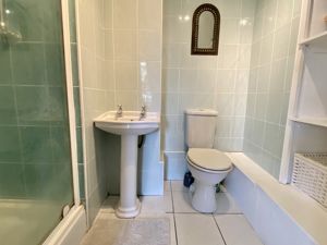 Master En-suite- click for photo gallery